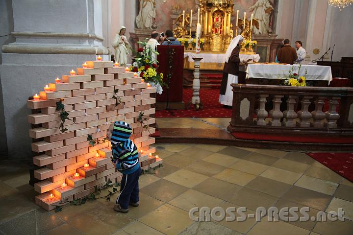 2013.05.04_15.52.46.jpg - "Was soll ich machen, Mama? - Kann nicht klagen...!"  :)