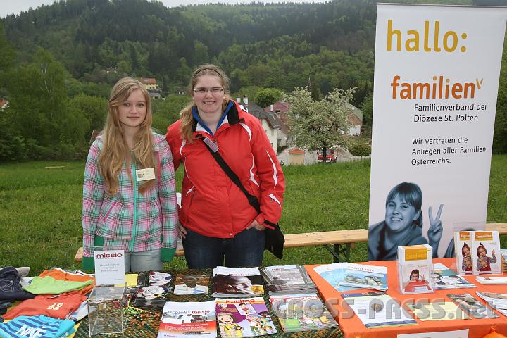 2013.05.04_09.50.16.jpg - Sofie und Klara beim Infostand der Päpstl. Missionswerke "Missio". Links daneben der von "Aktion Leben", rechts Broschüren über einige Bereiche des Familienverbands der Diözese, wie Tagesmütter und Omadienst.
