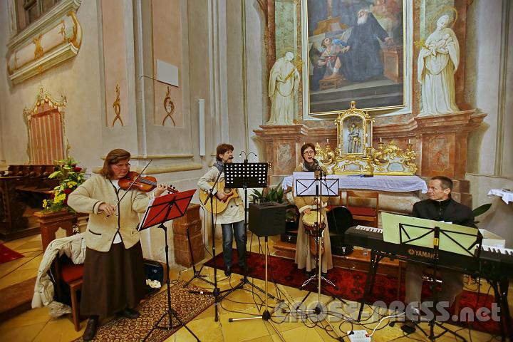2013.05.04_09.52.43.jpg - Sehr schön gestaltet wurde die Messe vom "Musikteam" der Gemeinschaft der Seligpreisungen: Christa Pfenningberger (2.v.l.), Marianne Ilsinger, Ingrid (ganz links) und Herbert Unterlechner.
