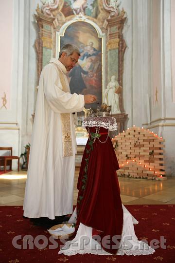 2013.05.04_15.09.03.jpg - So achtsam wie Andreas Schätzle, "der" Priester von "Die Priester", wussten die Familen nicht mit dem Weihrauch umzugehen.  :)