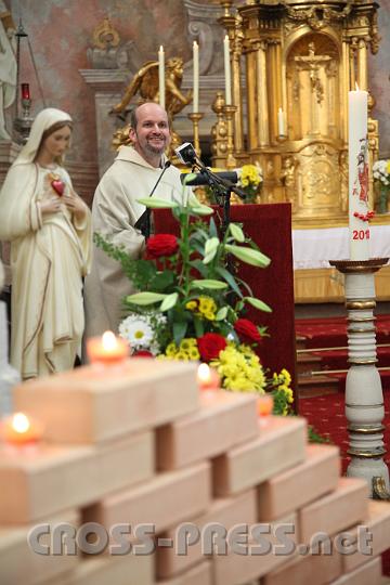 2013.05.04_17.32.05_01.jpg - Gastgeber P. Karl Leisner Becker, Mitglied der "Gemeinschaft der Seligpreisungen", ist Pfarrer von Maria Langegg.