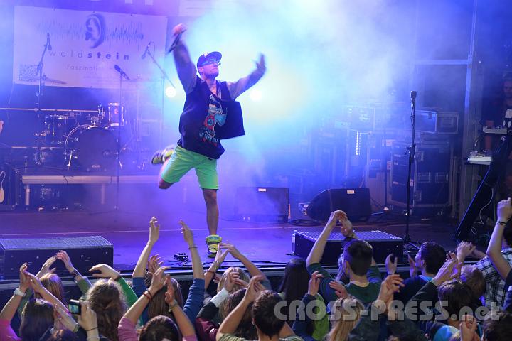 2013.05.31_20.54.24.jpg - Viel Bewegung auf und vor der Bühne.   :)