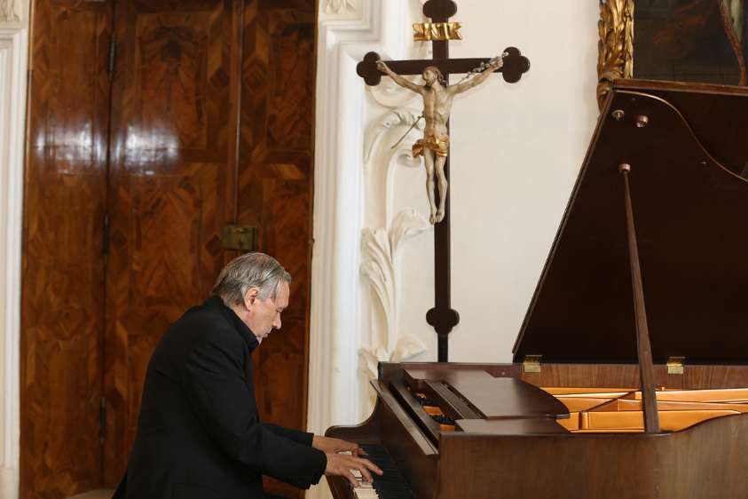 GrundSteinLegung für den HochSchul-AusBau Uraufführung der Heiligenkreuzer Hochschulhymne, gespielt vom Komponisten Robert Werner selbst.