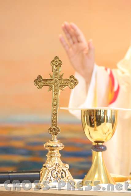 2013.10.06_11.57.12.jpg - Kreuz, Kelch & Priesterhand