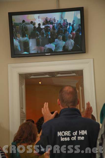 2013.10.06_11.59.13.jpg - Die hl.Messe wurde in andere Räume übertragen und -so wie alle Loretto Events- live ins Internet gestreamt.