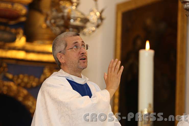 2014.06.13_18.19.08.jpg - Hochwürden Schätzle erteilt den Schluss-Segen.