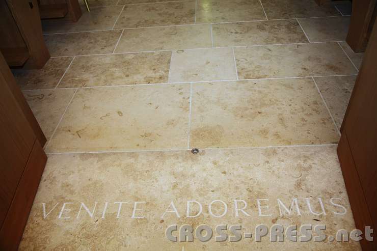 2014.06.25_16.31.50.jpg - "Kommt, lasset uns anbeten" - so werden wir an der Türschwelle zur neuerbauten Kirche der Benediktinerinnen der Anbetung eingeladen.