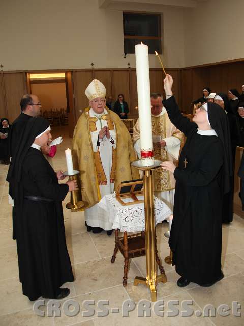 2014.06.25_17.22.33.jpg - Entzünden der Lichter vor der Reliquie.