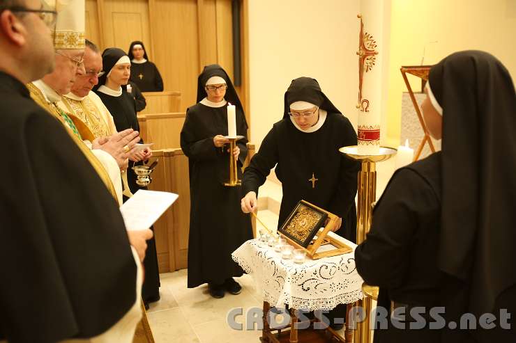 2014.06.25_17.22.36.jpg - Sr. Nathanaela entzündet die kleinen Lichter mit dem Feuer der Osterkerze.