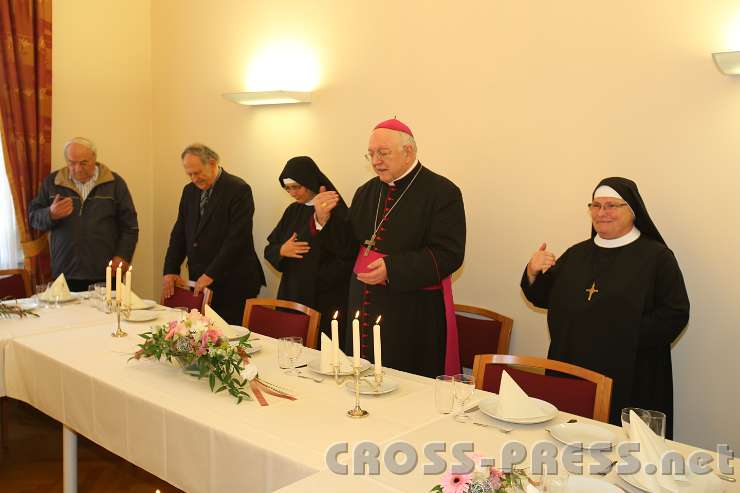 2014.06.25_17.55.31_01.jpg - Tischgebet und Segen