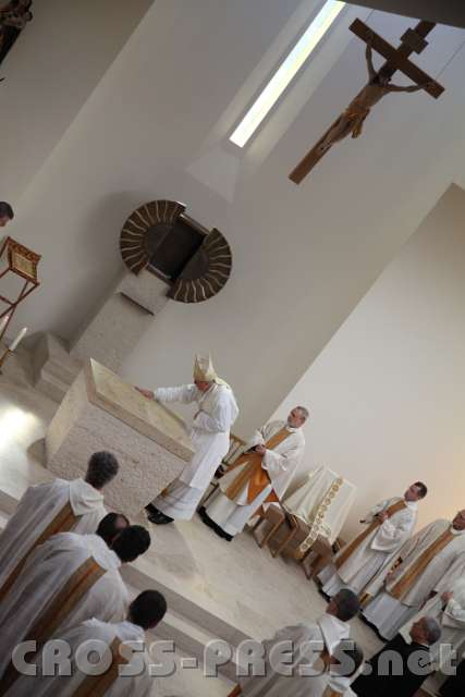 2014.06.26_10.41.23.jpg - Von allen Seiten wird das Salböl verteilt.