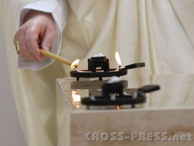 2014.06.26_10.47.19.jpg - Kardinal Schönborn entzündet die 5 Weihrauchkreuze auf dem Altar mit dem Feuer der Osterkerze.