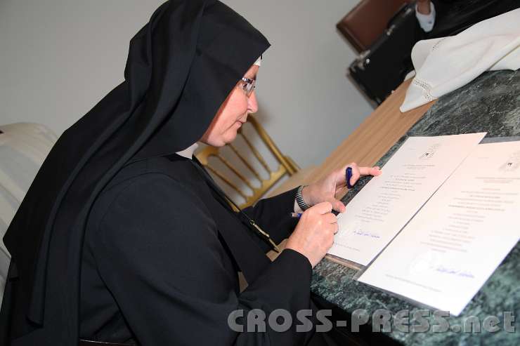 2014.06.26_12.13.53.jpg - Die Generaloberin unterschreibt die Weiheurkunde.