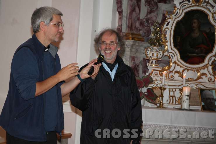 2014.09.13_15.49.22_1.jpg - Pfarrer Martin Ferner berichtet über die Geschichte des Kirchleins - hier mit Programmdirektor Andreas Schätzle (links).