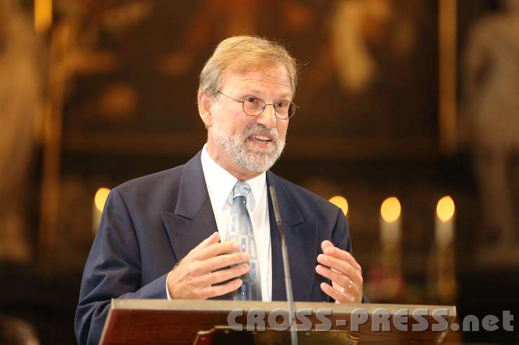 2014.09.14_15.12.52.jpg - Der Mikrobiologe Prof. Siegfried Scherer gibt Zeugnis über seine Bekehrung.