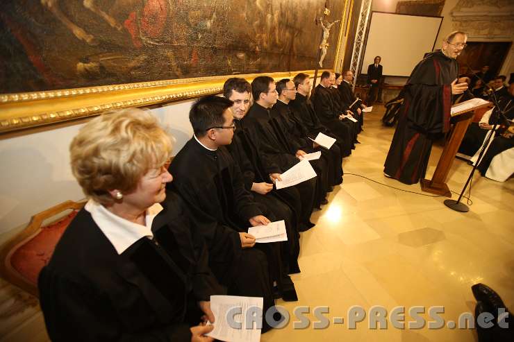 2014.11.14_17.21.29_01.jpg - Der Rektor der Hochschule "Benedikt XVI." P.Karl Wallner stellt die Kandidaten für die Sponsion vor.