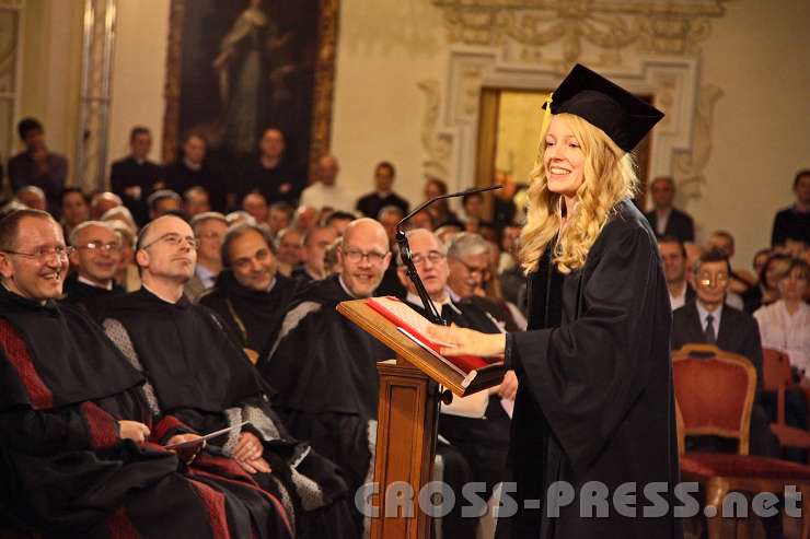 2014.11.14_17.44.28_01.jpg - Mag. Anna-Lena Fahrecker bei ihrer humorvollen Dankesrede an die Professoren.