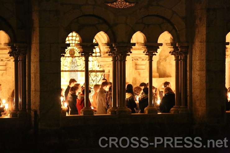 2015.03.06_20.54.20.JPG - Fackelprozession durch Stiftskirche und Kreuzgang