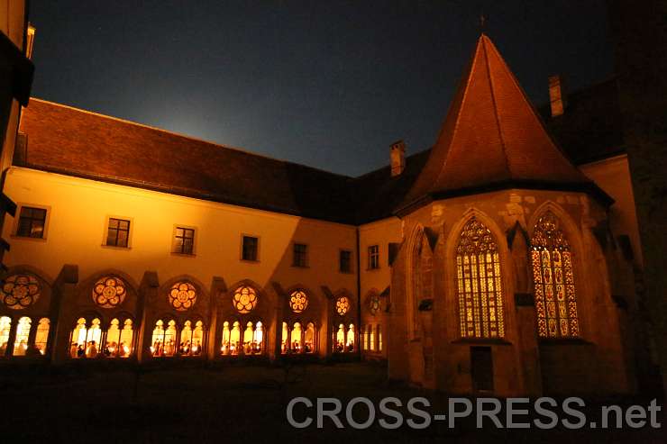 2015.03.06_20.56.22.JPG - Fackelprozession durch Stiftskirche und Kreuzgang