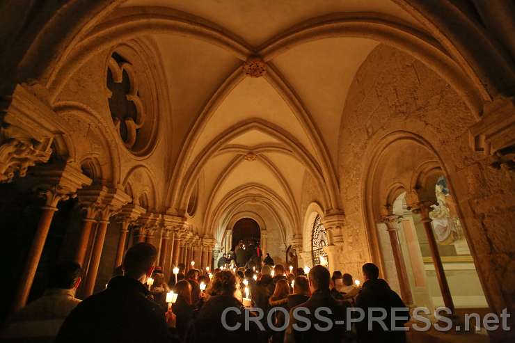 2015.03.06_21.04.10.JPG - Fackelprozession durch Stiftskirche und Kreuzgang