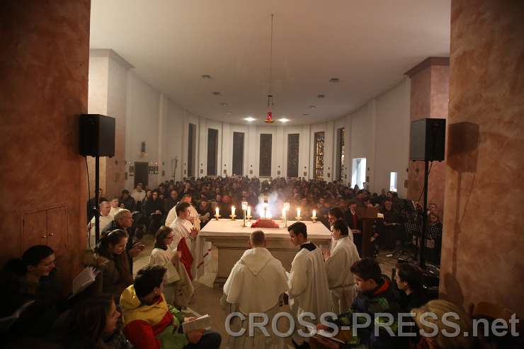 2015.03.06_21.52.51.JPG - Altarraum voll Jugendlicher