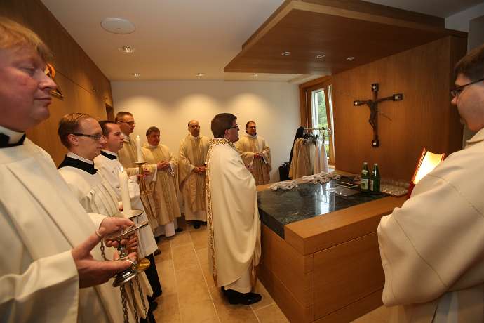 Ewige Profess von Sr.Faustine u. Sr.Nathanaela OSB Gebet in der Sakristei vor Messbeginn.