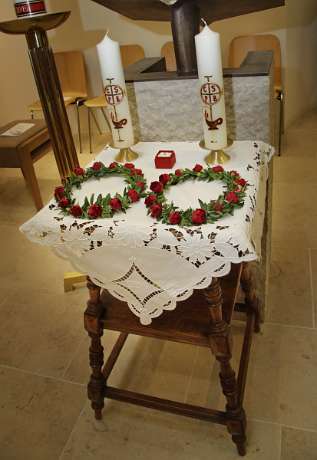 Einweihung der Phil.-Theol. HS BXVI. Heiligenkreuz Kerzen und Rosenkränze warten auf die beiden Profitentinnen.