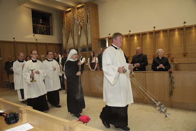 Einweihung der Phil.-Theol. HS BXVI. Heiligenkreuz Die Prozession wird vom Weihrauchträger, Diakon P. Clemens Hainzl OSB (Stift Altenburg), angeführt.