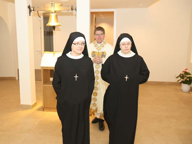 Ewige Profess von Sr.Faustine u. Sr.Nathanaela OSB Sr. Faustine und Sr. Nathanaela, die Profitentinnen, mit dem Hauptzelebranten.