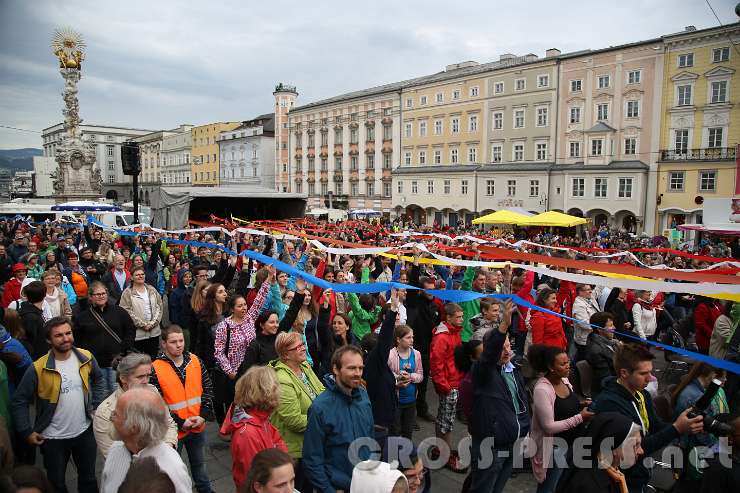 2015.05.25_17.42.16.JPG - KiSis bunte Bänder verbinden die Menschen über den ganzen Hauptplatz hinweg.