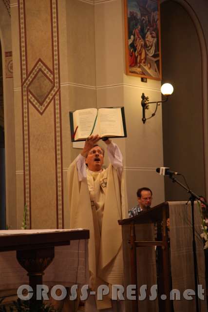 2015.11.21_10.30.53.jpg - Pfarrer Clemens Abrahamovicz mit dem Evangeliar