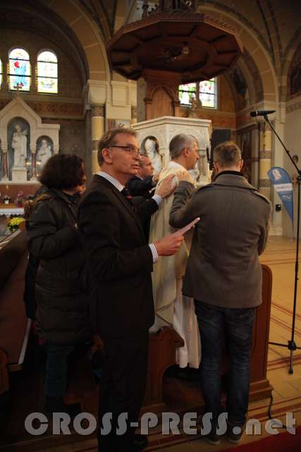 2015.11.21_11.49.09.jpg - Gebet mit Handauflegung