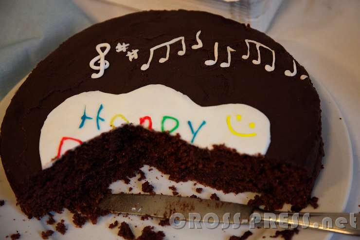 2015.11.21_13.16.35.jpg - "Feuer und Flamme ..." - Geburtstagstorte, schon halb aufgegessen.