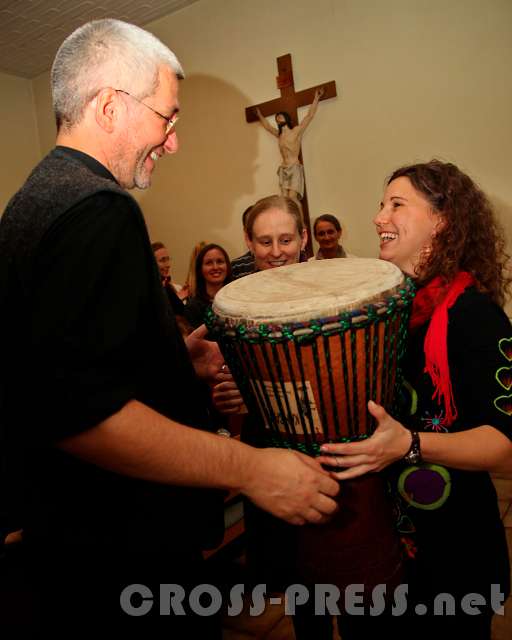 2015.11.21_14.28.33.jpg - Das Geburtstagsgeschenk der RM-Mitarbeiter überreicht Birgit Urban: eine Djembe. Die fehlte noch in der Instrumentensammlung des musikalischen Programmdirektors.