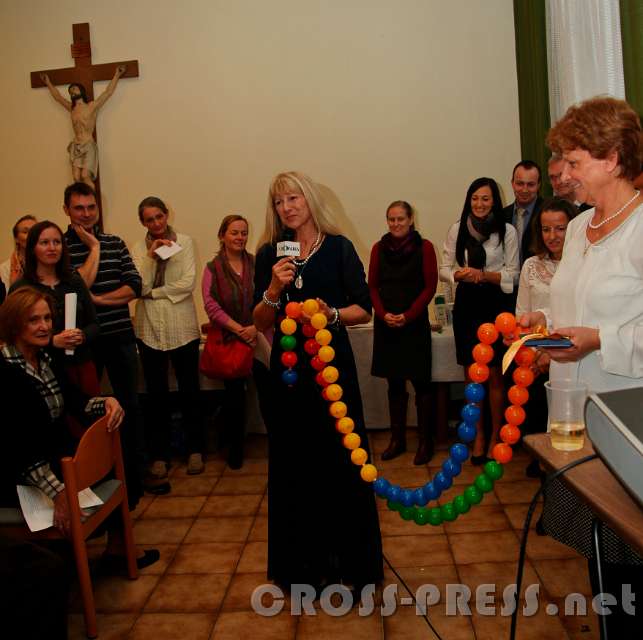 2015.11.21_14.30.21.jpg - Mitarbeiter mit großem buntem Rosenkranz