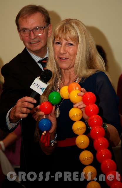 2015.11.21_14.31.36.jpg - Aurelia Stürzl erklärt das System, Präsident Lukas Bonelli hält das Mikrofon.