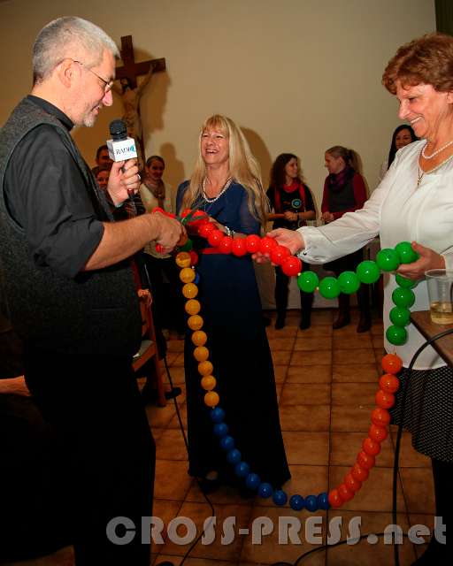 2015.11.21_14.32.18.jpg - P.Andreas "kommt sich vor wie ein Politiker", als er aufgefordert wird, die Perlenkette zu durchschneiden ...