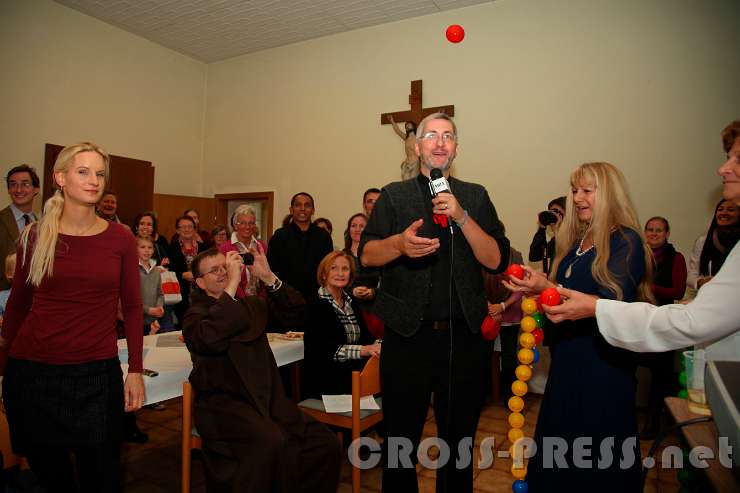 2015.11.21_14.32.47.jpg - ... unter die Gäste geworfen.