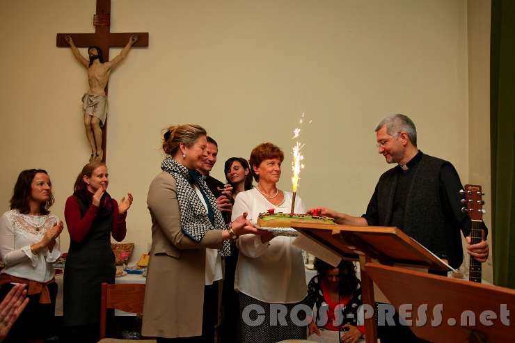 2015.11.21_15.02.34.jpg - Schwer auszublasen, doch die Marzipanrose lässt sich pflücken. :)