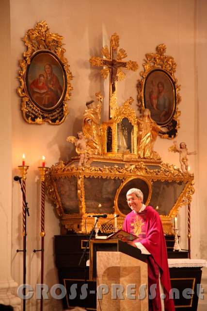 2016.02.13_19.54.47.JPG - Programmdirektor Andreas Schätzle bei seiner Predigt - dahinter im "gläsernen Sarg" die hl. Privata.