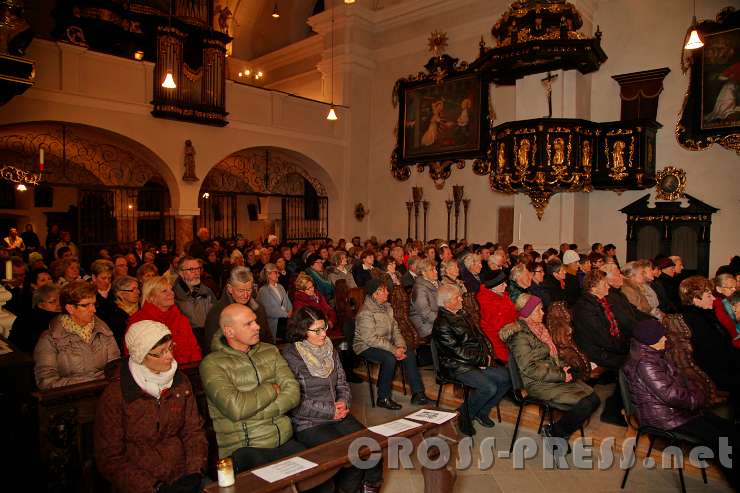 2016.02.13_19.57.17.JPG - Sehr viele Messbesucher in der Wallfahrtskirche.