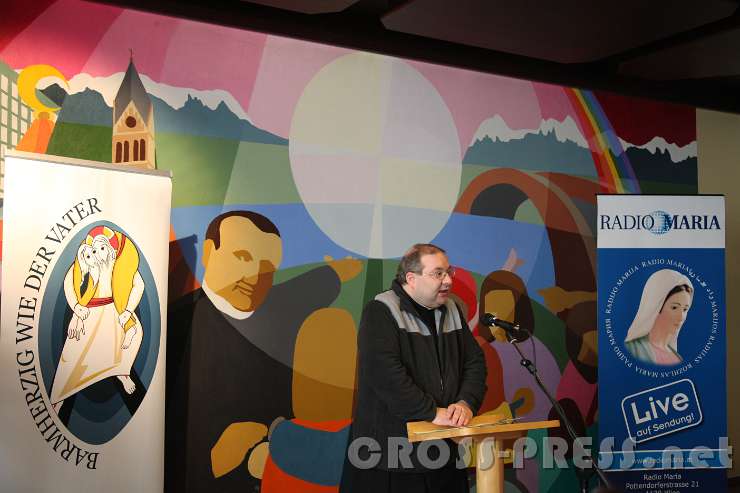 2016.02.14_14.43.40_01.JPG - P. Bernhard Speringer bei seinem Vortrag: "Nimm mich an der Hand und führe mich. Die höchstpersönliche Beziehung zu meinem Engel entdecken."