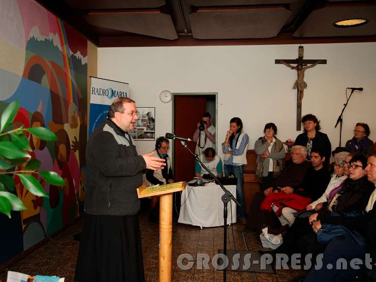 2016.02.14_14.56.03.JPG - P. Bernhard Speringer bei seinem Vortrag: "Nimm mich an der Hand und führe mich. Die höchstpersönliche Beziehung zu meinem Engel entdecken."