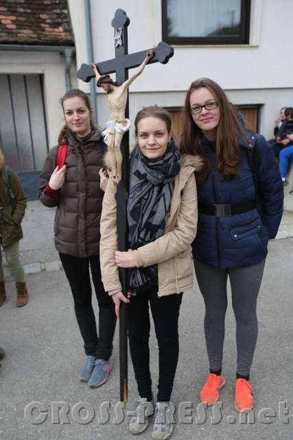 2016.03.12_15.16.00.jpg - Die Pilger wechselten sich beim Kreuztragen ab.
