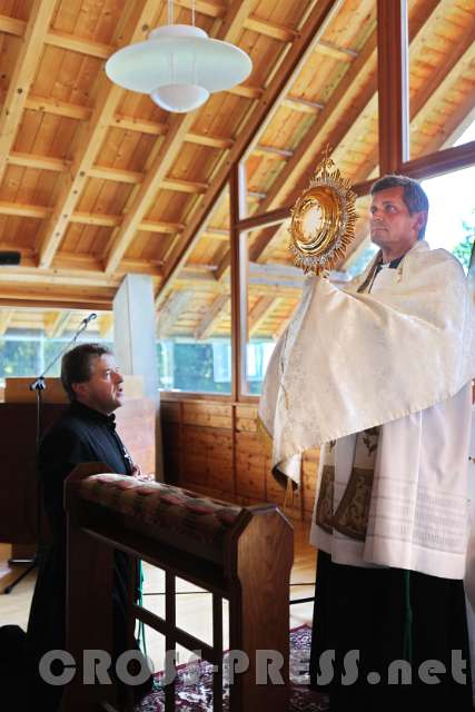 2016.09.10_11.07.53.JPG - Bruder Gabriel erteilt den Eucharistischen Segen.