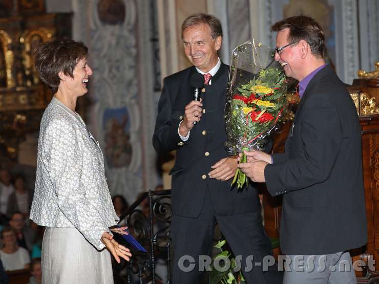2016.09.17_16.47.57.JPG - Marianne ist Mitarbeiterin in der Administration, Assistentin von Geschäftsführer Christian Schmid, der ihr den Blumenstrauß überreicht.