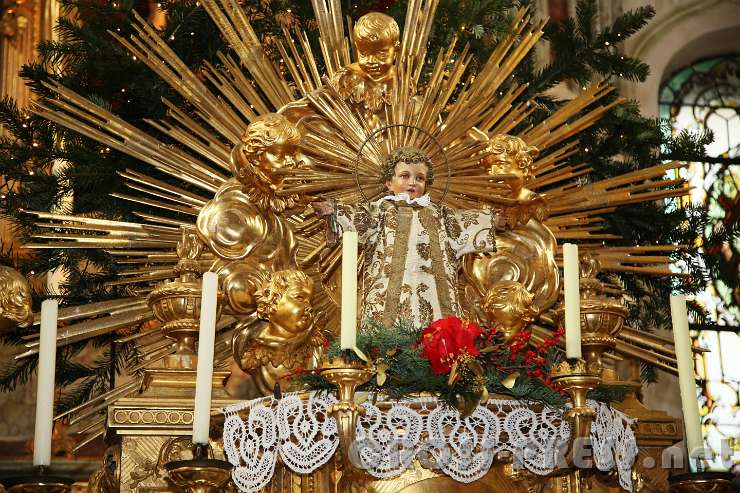 2017.01.07_14.42.10.JPG - Christkind am Hochaltar der Klosterkirche.