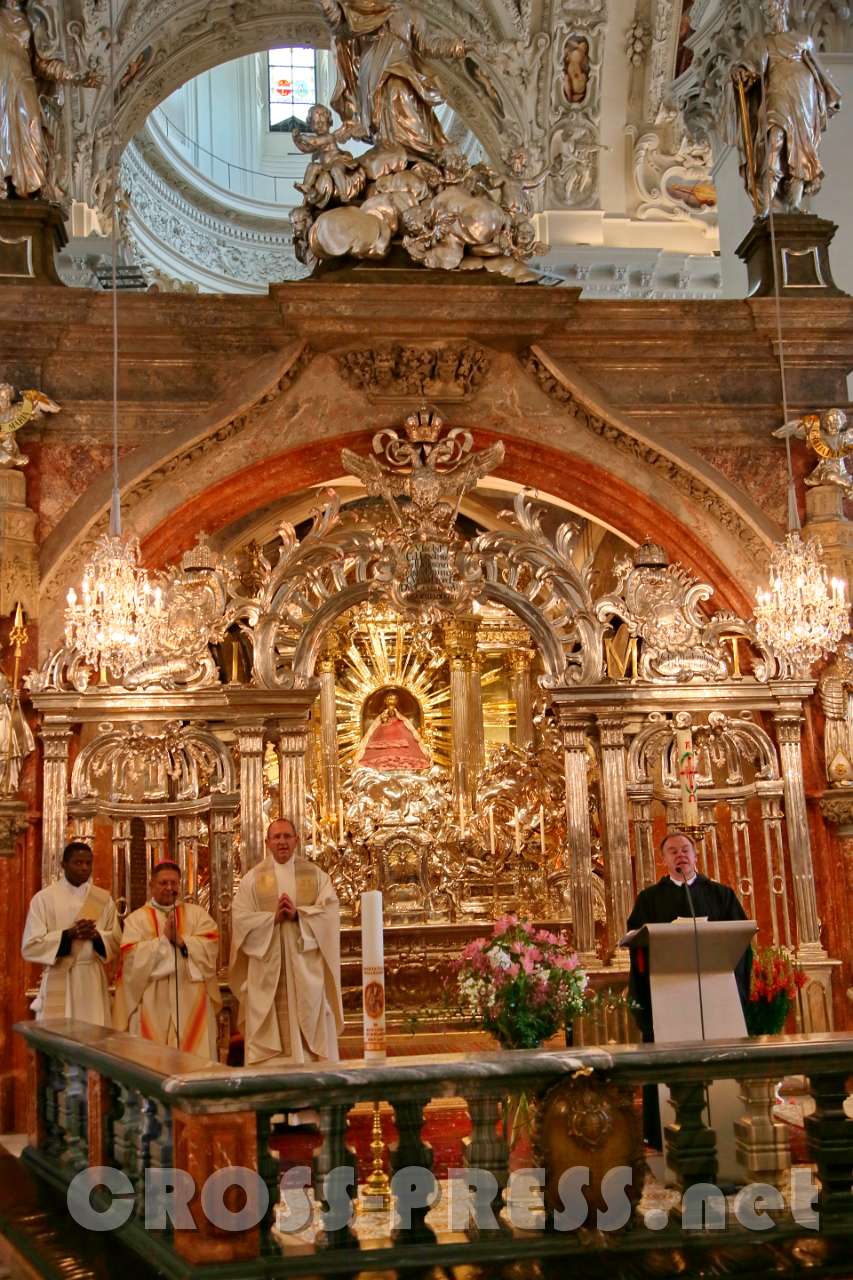 2017.05.27_14.33.08.jpg - Pfarrer P. Michael Staberl begrüßt Erzbischof Sleiman und den Nationaldirektor von "missio", P. Karl Wallner OCist .