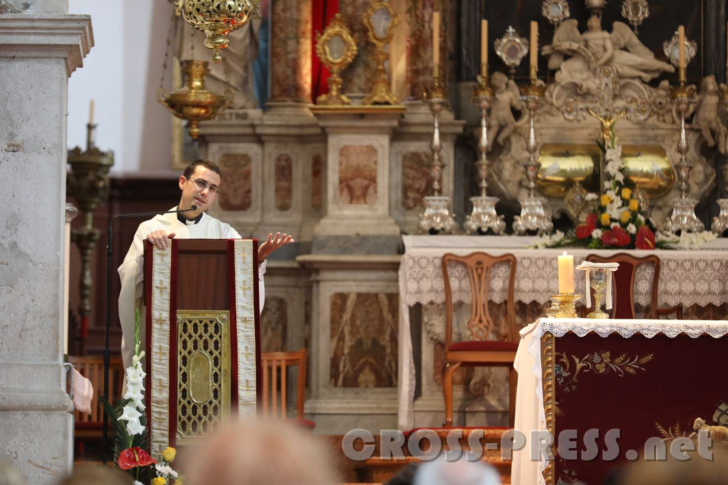 2017.06.16_12.16.28_01.jpg - In der Pfarrkirche von Mali Lošinj feierte der Kaplan von Čunski, Don Franko Markulić, eine Pilgermesse.