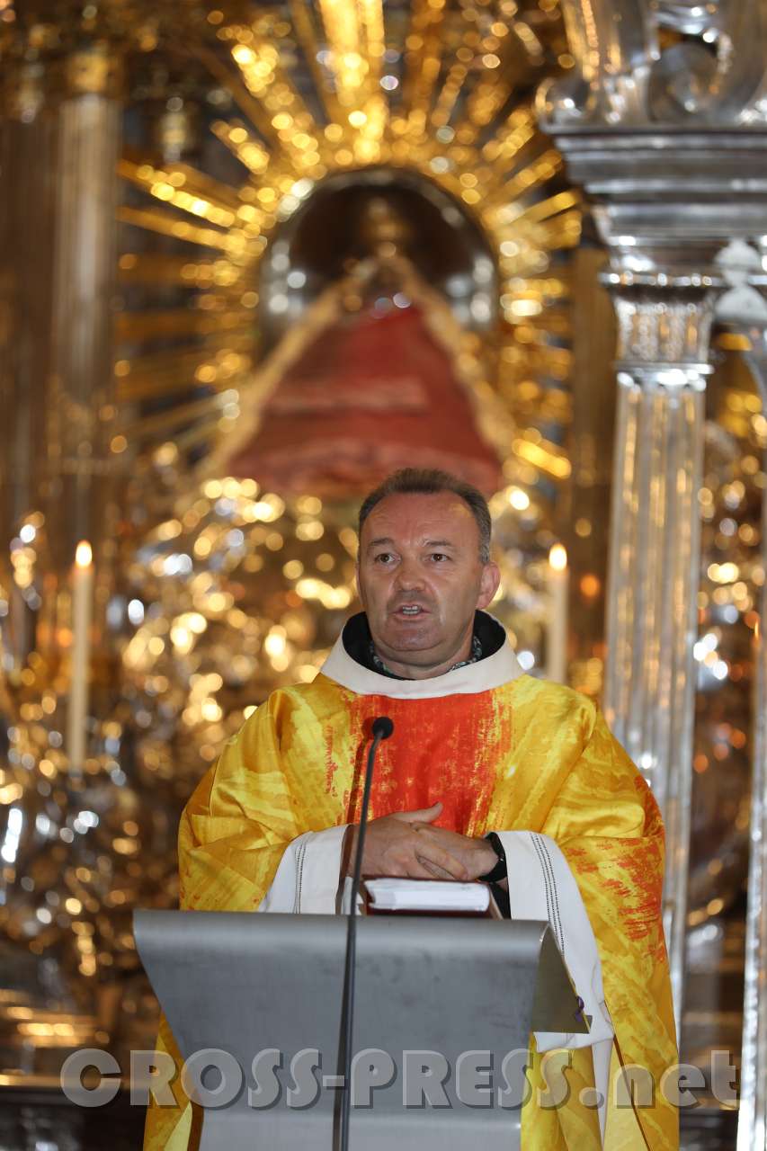 2017.06.24_10.11.41.jpg - Fra Ilija vor der Gnadenstatue.
